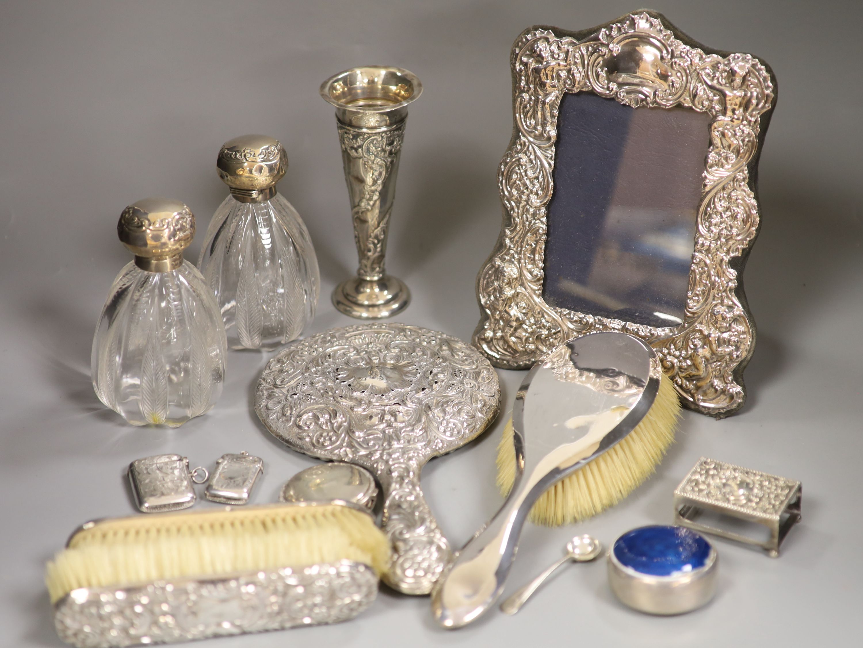 Assorted small silver and other silver items.